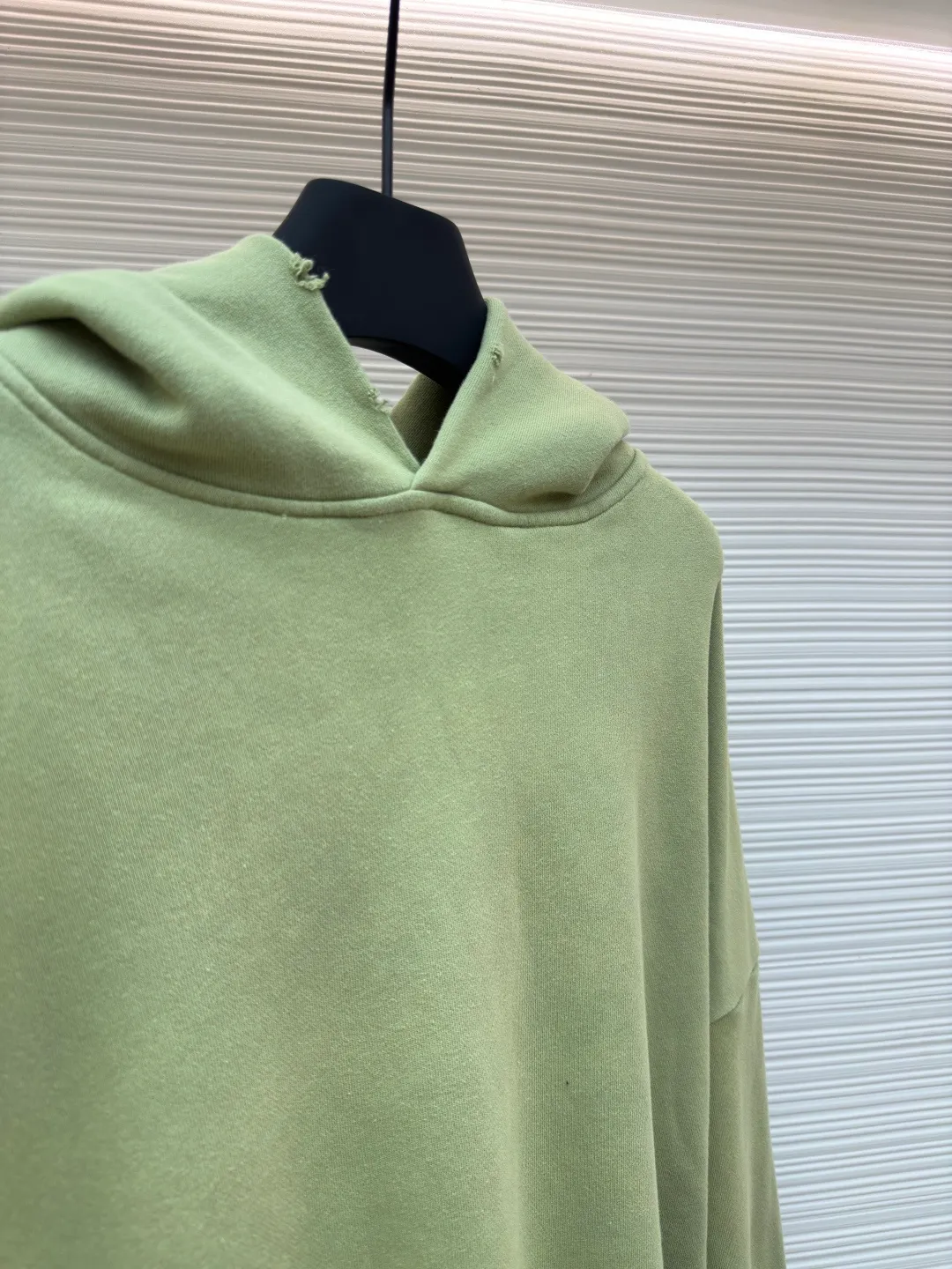 Acne Studios 1996 distressed printed hooded sweatshirt ●Item number: 1680617-A85 ●Material: pure cotton fabric ●Technology: printing production ●Version: loose fit ●Weight: about 920 grams ●Size: S-M-L-XL ●Description: The fabric is made of custom-made pure cotton, washed with distressed and dirty gradient techniques, printed on the back, and the overall wiring is straight and delicate. The fabric is comfortable and soft, with consistent colors and no color difference. It can be matched with the same style to create a fashionable look and control various occasions. Customized accessories, complete with three standards, same style for men and women!